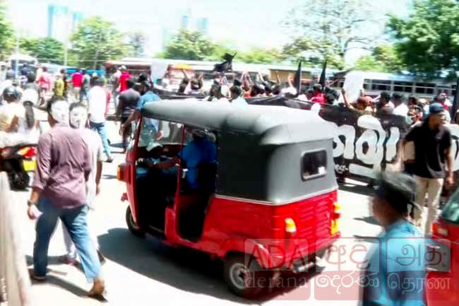 Heavy traffic at Maradana due to protest by uni. students