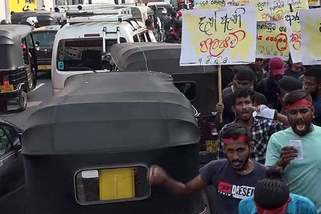 Heavy traffic at Nugegoda Junction due to protest