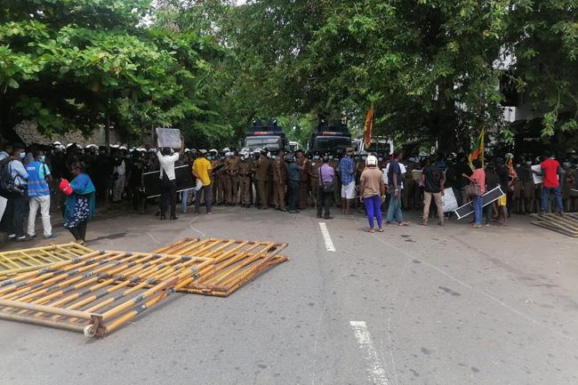 Tense situation at Flower Road in Colombo