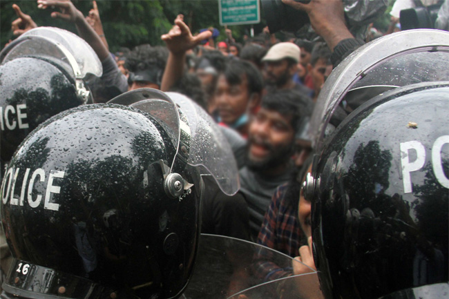 Police obtain court order on protesters in Colombo