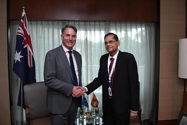 Foreign Minister meets Australias Deputy PM in Singapore