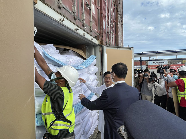 1,000 MT of rice under Chinese grant reaches Sri Lanka