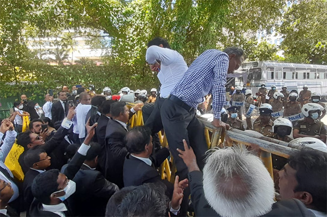 Lawyers stage protest march in Colombo Fort