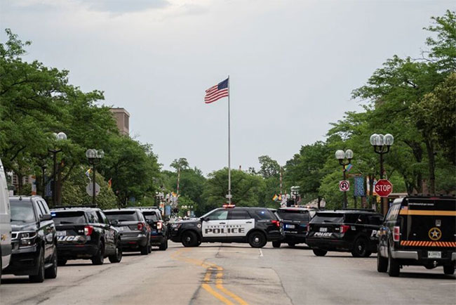 6 dead, 30 hurt in shooting at July 4 parade in Chicago