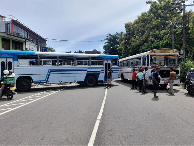 Private bus operators block Battaramulla-Kaduwela road