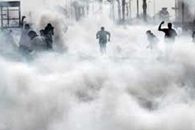IUSF protest march tear-gassed in Colombo