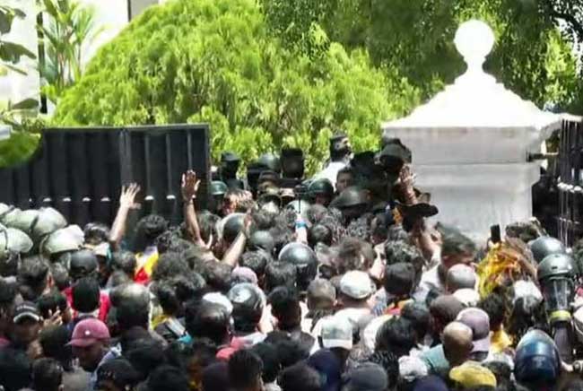 Protesters storm Prime Ministers Office in Colombo