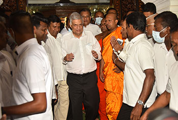 Ranil at Gangaramaya Temple...