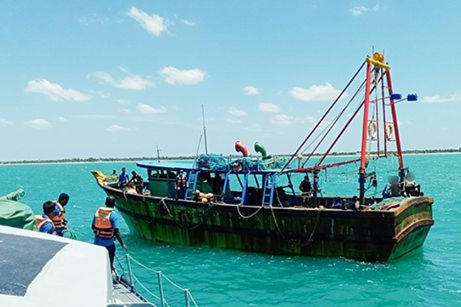 Navy apprehends Indian fishermen poaching in Lankan waters 