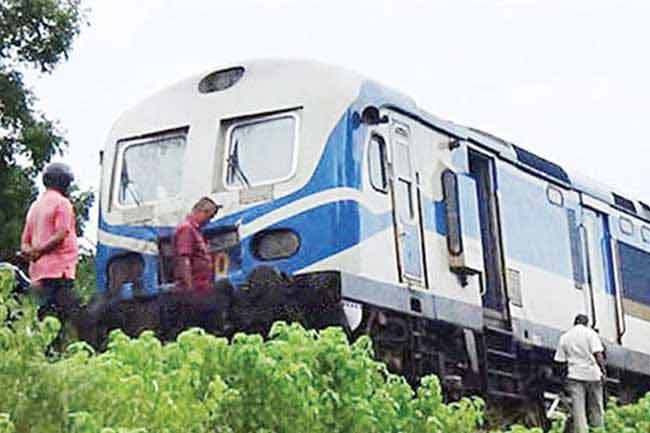 Ruhunu Kumari express train derails