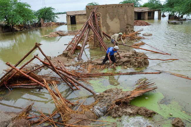 Pakistan floods affect over 30 million people; death toll tops 900