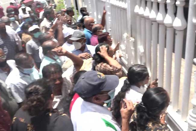 ETI depositors protest in front of CBSL