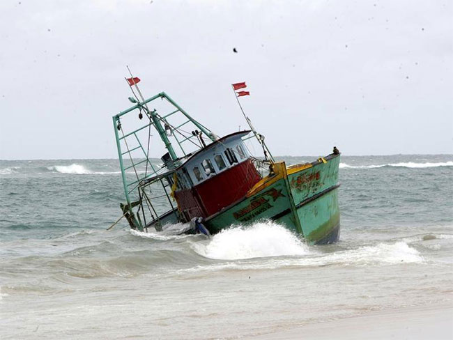 Singapore rescues 300 suspected Sri Lankan migrants from sinking boat