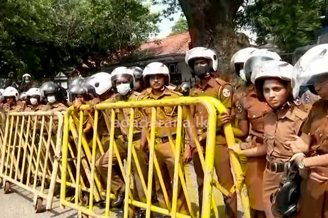 Bauddhaloka Mawatha blocked due to IUSF protest