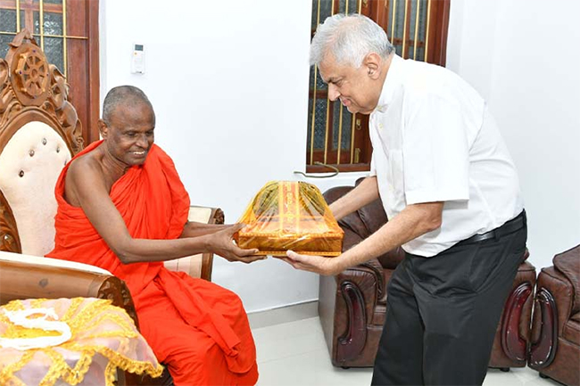 President calls on Atamasthanadhipathi Most Ven. Pallegama Hemarathana Nayaka Thero