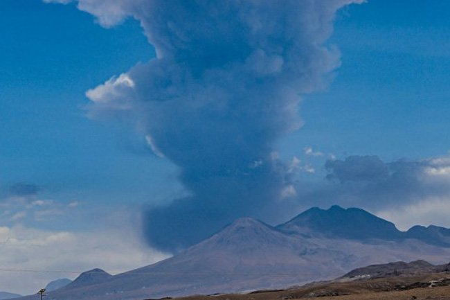 Lascar Volcano in Chile stirs, sending plume skyward