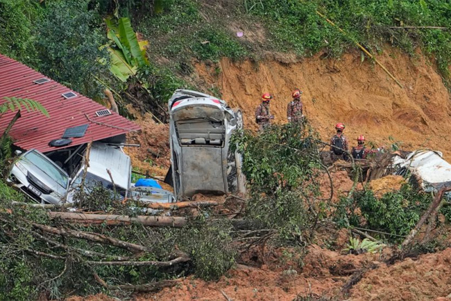 Malaysia landslide: At least 21 campers dead and more missing