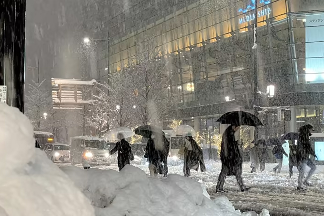 Heavy snow kills 8 in Japan, prompts weather officials to issue warning