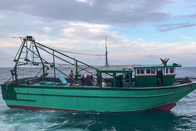 Navy apprehends four Indian fishermen on SL waters