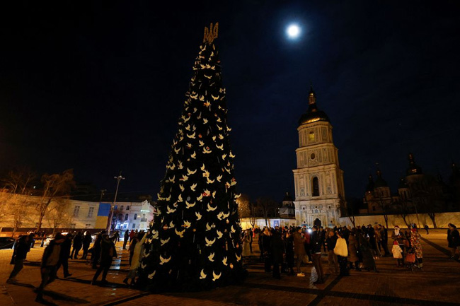 Blasts heard in Kyiv, around Ukraine in early hours of New Year�s Day