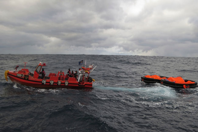 Ship sinks between S. Korea and Japan; 2 dead, 8 missing
