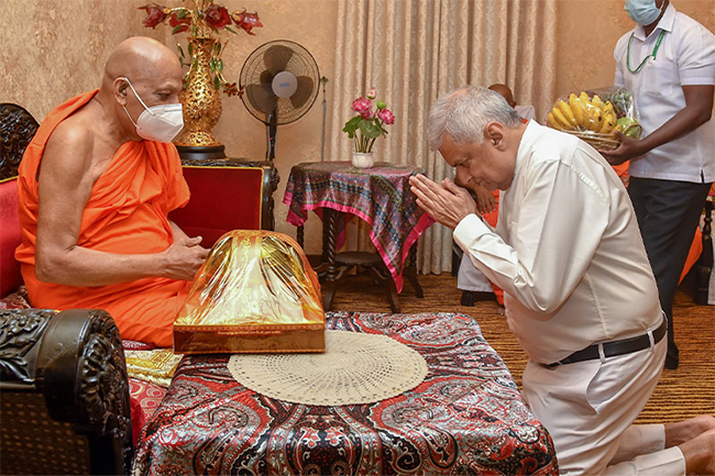 President seeks blessings from Asgiriya, Malwatta chief prelates