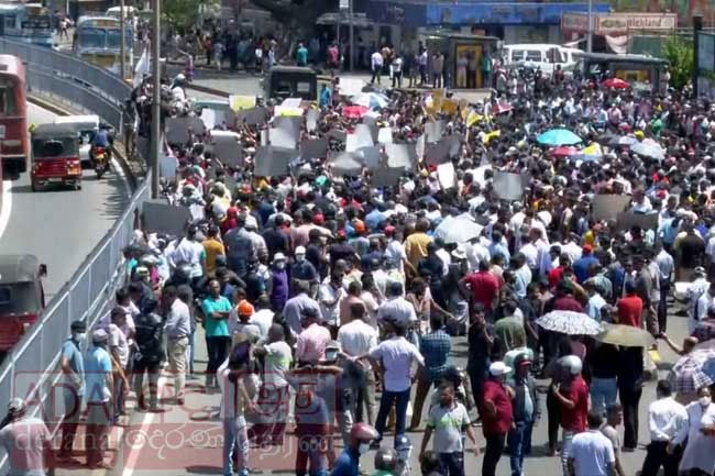 More roads in Colombo closed as protests kick off