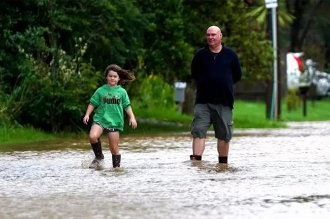 Cyclone Gabrielle: New Zealand braces for storm after record floods