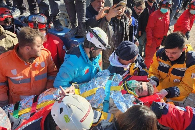 Rescuers pull seven survivors from ruins eight days after Turkey quake