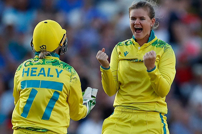 Dominant Australia smash Sri Lanka to make it three wins from three