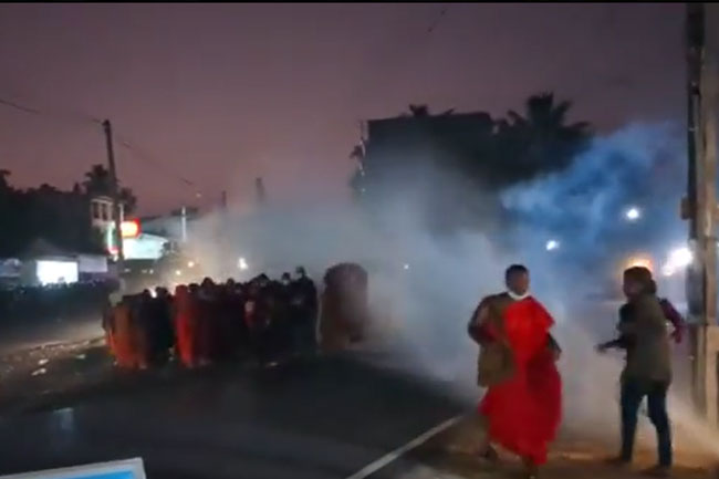 Tear gas fired at Satyagraha by Bikkhu students in Homagama 