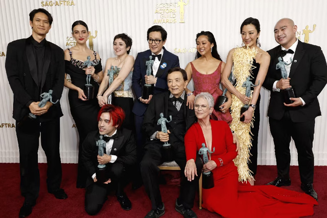 ‘Everything Everywhere’ wins (nearly) all at SAG Awards