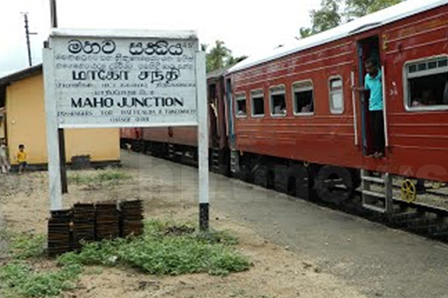 Yal Devi derails near Maho Railway Station