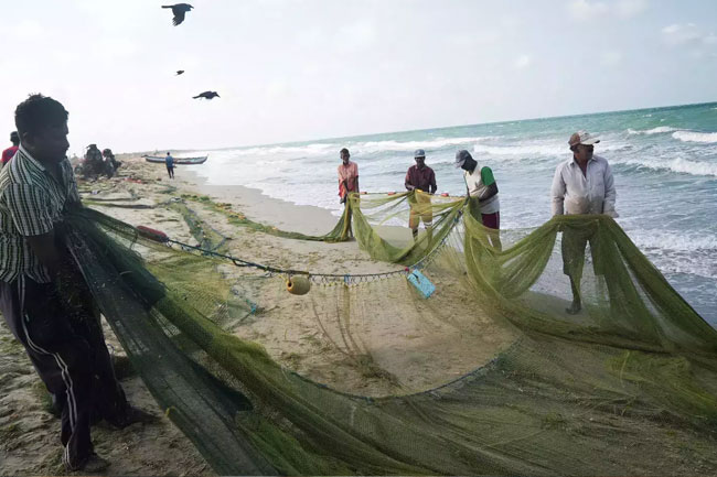 Sri Lankas northern fishermen fiercely oppose proposal to issue license to Indian fishermen