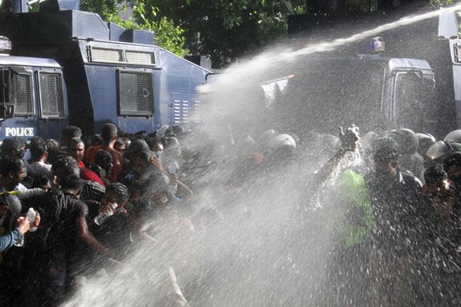 Tear gas fired to disperse protesters near Colombo Uni.