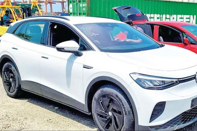 Customs begins clearing electric vehicles imported by migrant workers