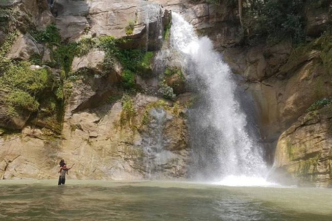Four youths reported missing while bathing in Ellawala falls