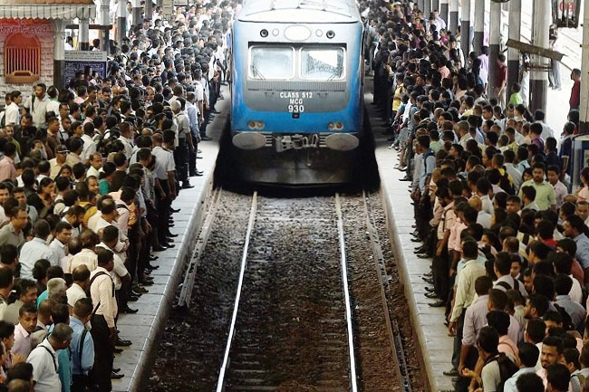 Commuters stranded as Avissawella-Colombo train cancelled 