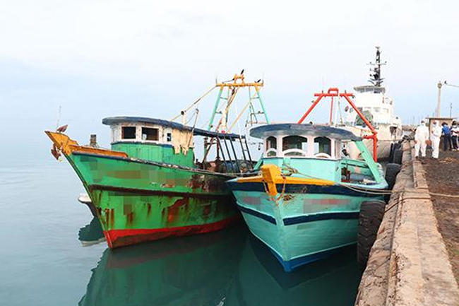 Navy seizes two Indian trawlers poaching in Sri Lankan waters