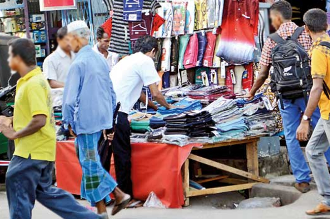 Govt mulls issuing special identity cards for the pavement hawkers