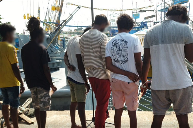 Six arrested with 175kg heroin on international waters brought to Galle Harbour 