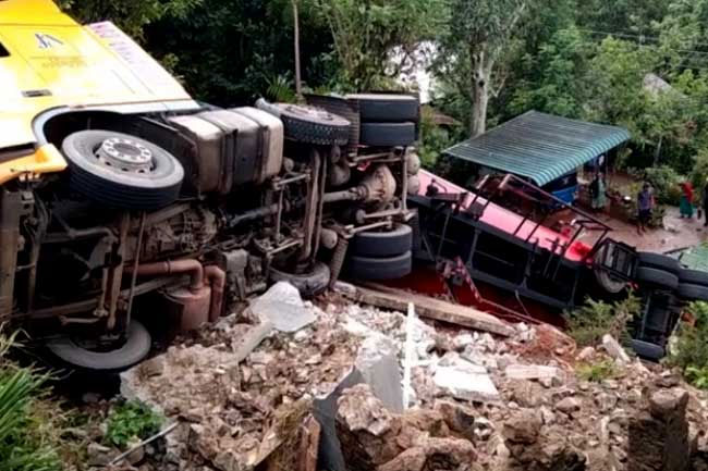 Fuel bowser falls down a precipice in Haldummulla