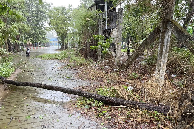 Category 5 Cyclone Mocha crashes ashore on Myanmar  Bangladesh border 