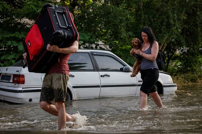 Residents flee in southern Ukraine as floodwaters crest from destroyed dam