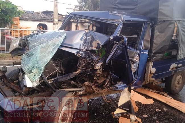 Five injured after double cab collides with bus in Moratuwa 