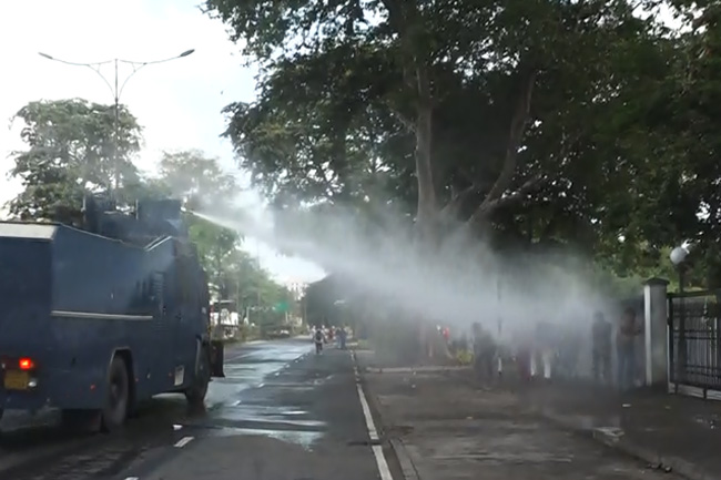 Police fire water cannons at SYU protest in Colombo