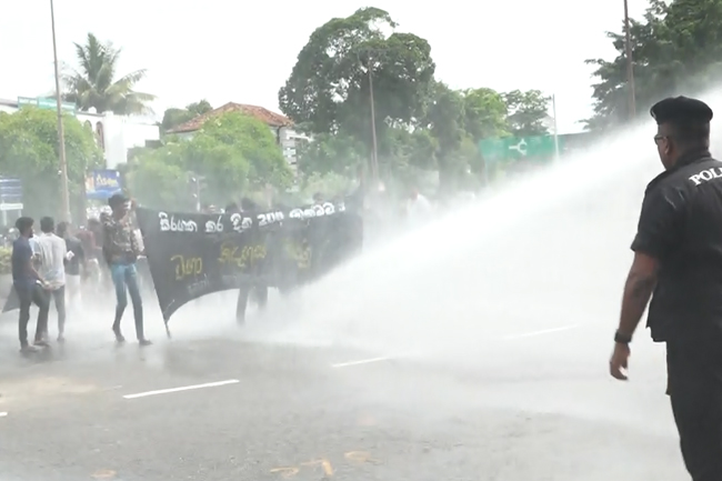 Police fire water cannons at IUSF protesters in Colombo