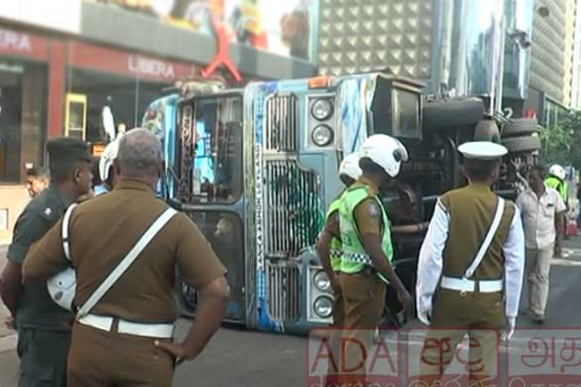 Several injured in bus-lorry crash at Bambalapitiya