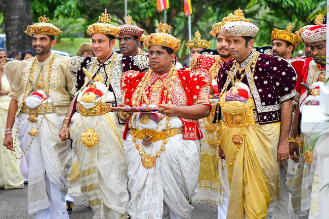 Kandy Esala Perahera concludes: Sannasa handed over to President