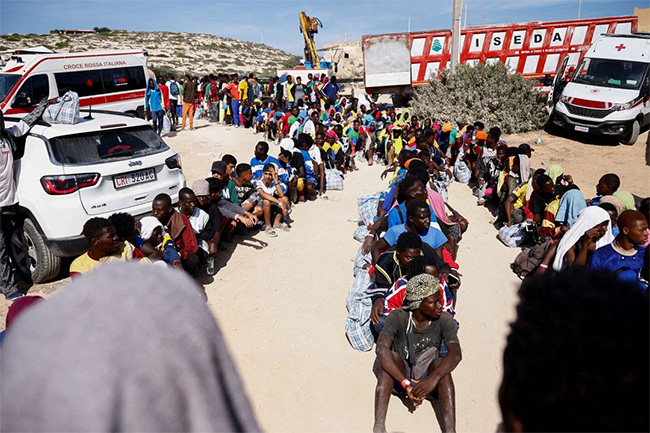 Migrant crisis overwhelms Italian island Lampedusa with arrival of nearly 7,000 people